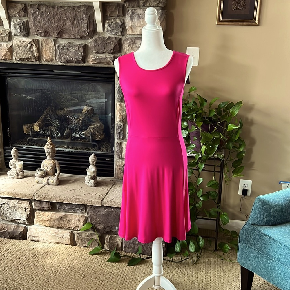 Hot color for the summer fushia! Lots of stretch conform at the hips.